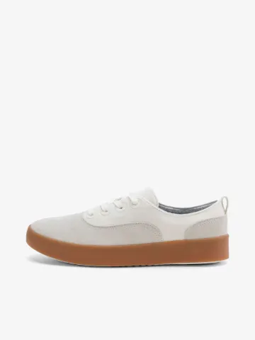 オフホワイトのAllbirds Cruiser Coastal。ガムカラーのソールを合わせたレディーススニーカー